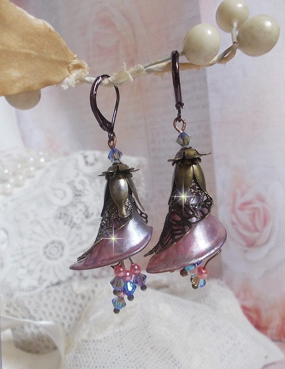 BO  Myst&egrave;res d&rsquo;Hollywood mont&eacute;es avec fleurs Arums peintes &agrave; la main, fleurs, calottes, couronnes, toupies, perles en verre et dormeuses chocolat