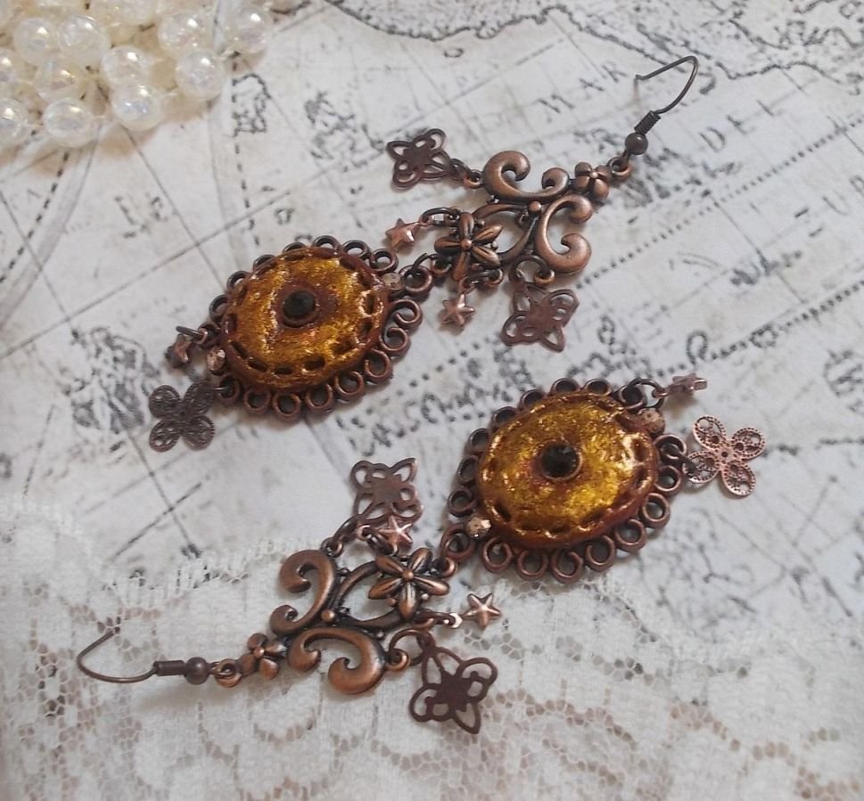 BO Mystères d'Arsène skapt med forskjellige formede charms, anhengsmedaljonger, patinerte porselensmotiver og Swarovski-krystaller.