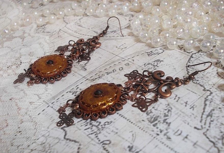 BO Myst&egrave;res d'Ars&egrave;ne skapt med forskjellige formede charms, anhengsmedaljonger, patinerte porselensmotiver og Swarovski-krystaller.