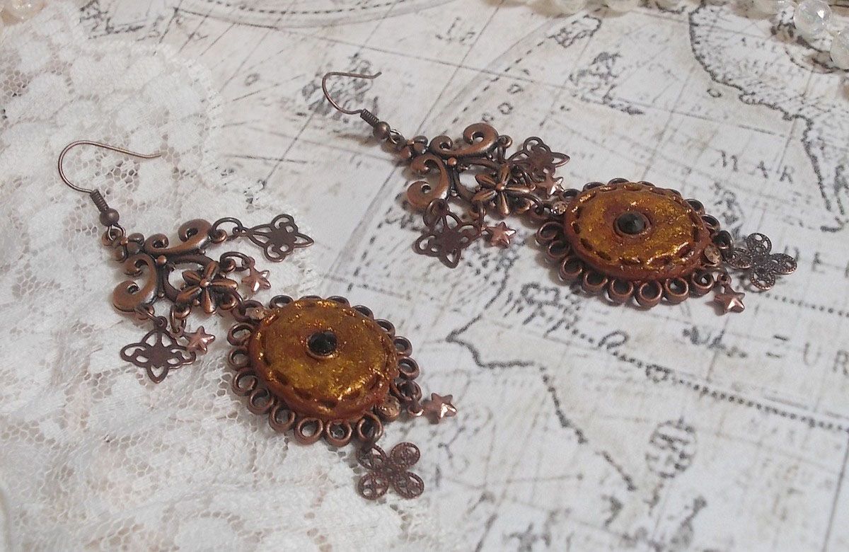 BO Mystères d'Arsène skapt med forskjellige formede charms, anhengsmedaljonger, patinerte porselensmotiver og Swarovski-krystaller.