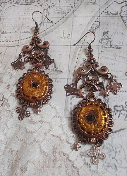 BO Myst&egrave;res d'Ars&egrave;ne skapt med forskjellige formede charms, anhengsmedaljonger, patinerte porselensmotiver og Swarovski-krystaller.