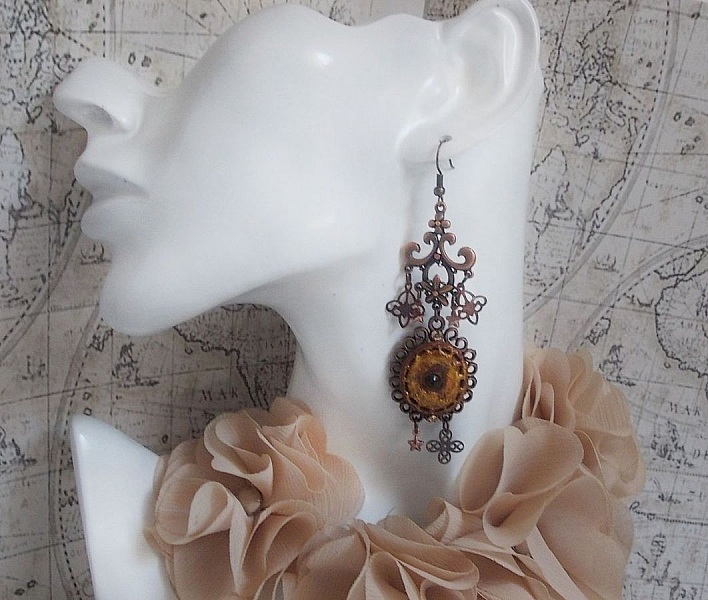 BO Myst&egrave;res d'Ars&egrave;ne skapt med forskjellige formede charms, anhengsmedaljonger, patinerte porselensmotiver og Swarovski-krystaller.