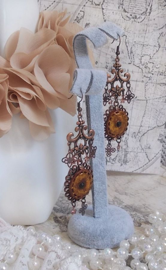 BO Mystères d'Arsène skapt med forskjellige formede charms, anhengsmedaljonger, patinerte porselensmotiver og Swarovski-krystaller.