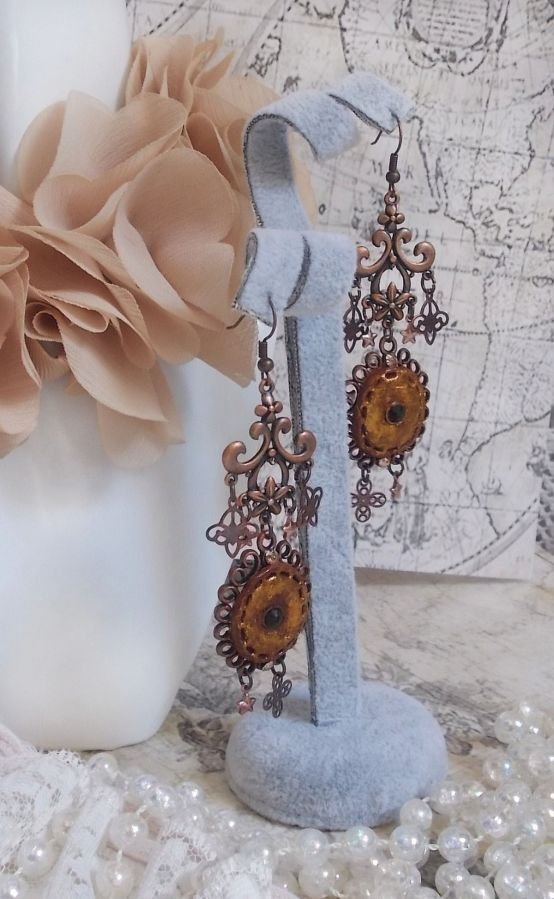 BO Mystères d'Arsène skapt med forskjellige formede charms, anhengsmedaljonger, patinerte porselensmotiver og Swarovski-krystaller.