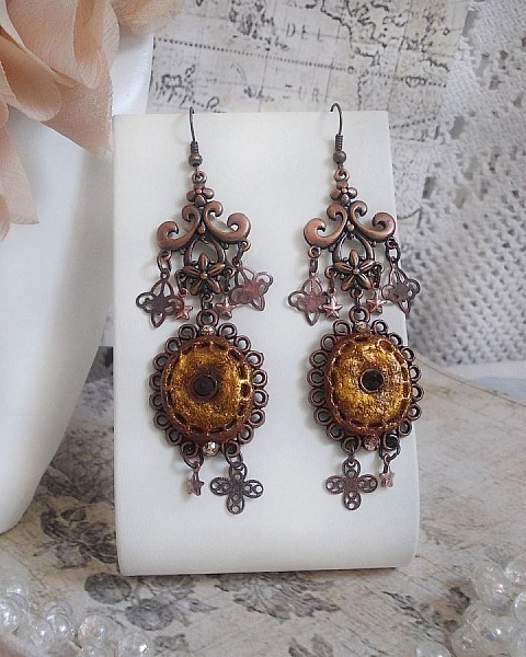 BO Myst&egrave;res d'Ars&egrave;ne skapt med forskjellige formede charms, anhengsmedaljonger, patinerte porselensmotiver og Swarovski-krystaller.