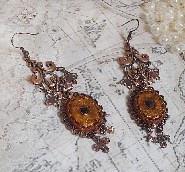 BO Myst&egrave;res d'Ars&egrave;ne skapt med forskjellige formede charms, anhengsmedaljonger, patinerte porselensmotiver og Swarovski-krystaller.