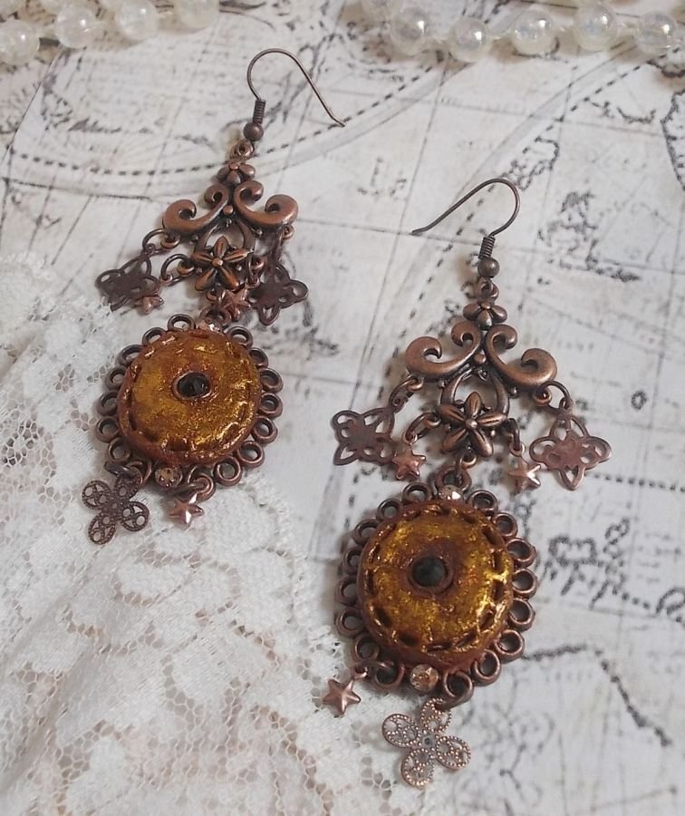 BO Mystères d'Arsène skapt med forskjellige formede charms, anhengsmedaljonger, patinerte porselensmotiver og Swarovski-krystaller.