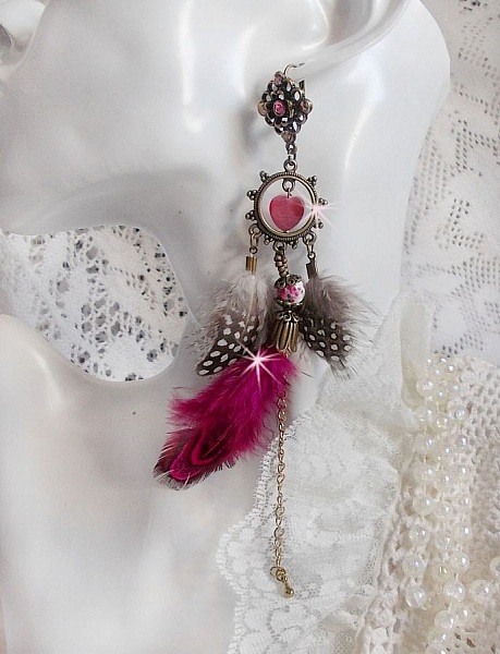 Navajo Fuchsia og Brown BO med glassperler, Swarovski-krystaller og fj&aelig;r