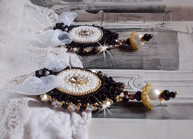 BO Black Sacred Haute-Couture brodert med vintage svart blonder, Swarovski-krystaller, fasetter og frøperler