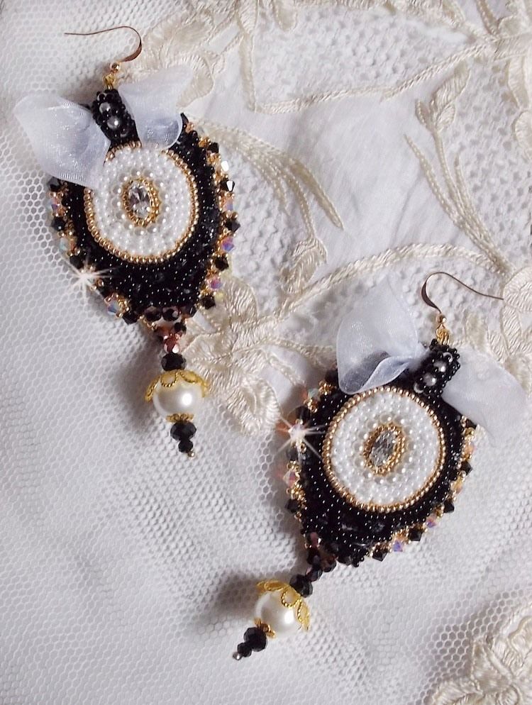BO Black Sacred Haute-Couture brodert med vintage svart blonder, Swarovski-krystaller, fasetter og frøperler