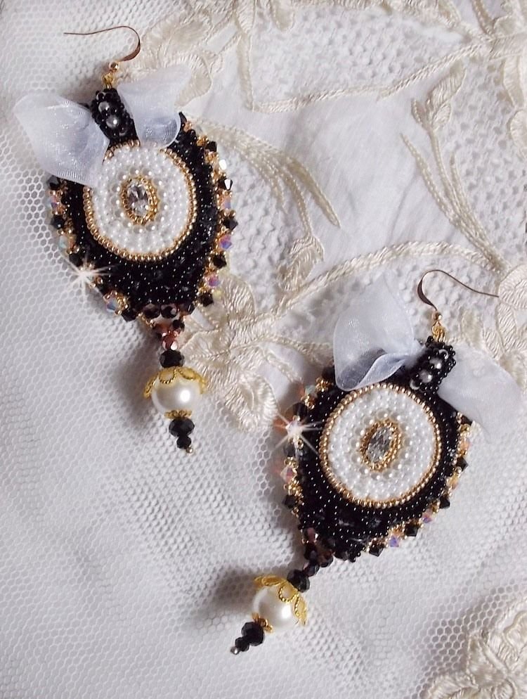 BO Black Sacred Haute-Couture brodert med vintage svart blonder, Swarovski-krystaller, fasetter og frøperler