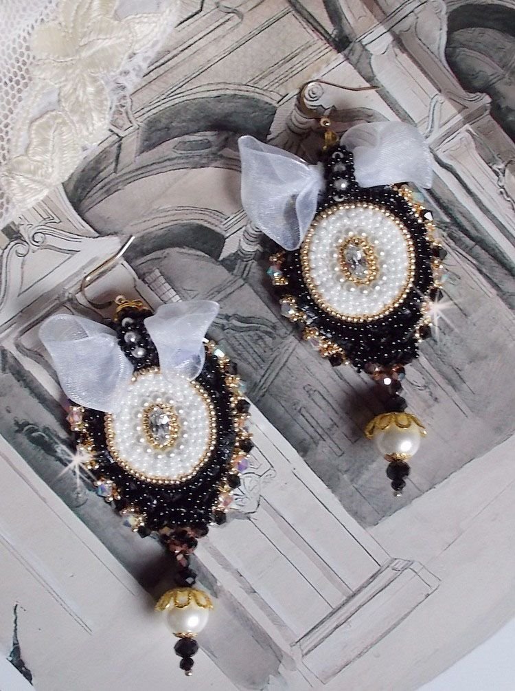 BO Black Sacred Haute-Couture brodert med vintage svart blonder, Swarovski-krystaller, fasetter og frøperler