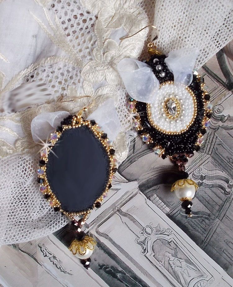 BO Black Sacred Haute-Couture brodert med vintage svart blonder, Swarovski-krystaller, fasetter og frøperler