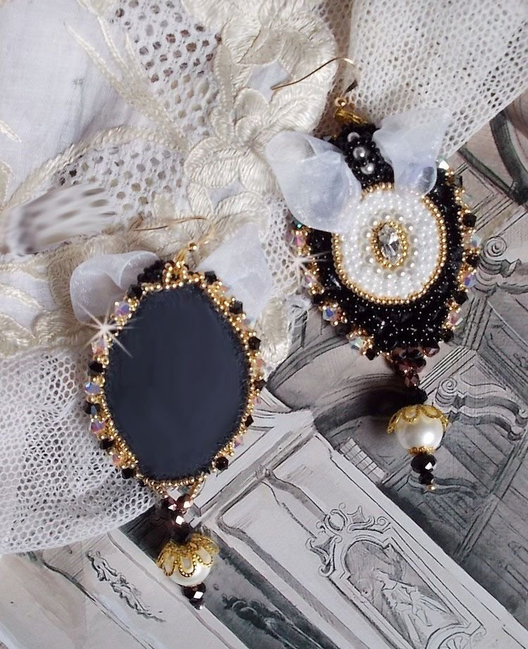 BO Black Sacred Haute-Couture brodert med vintage svart blonder, Swarovski-krystaller, fasetter og frøperler