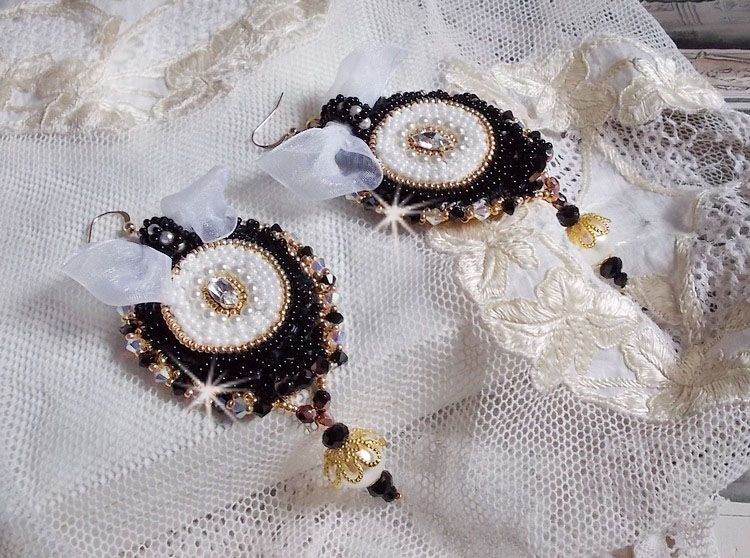 BO Black Sacred Haute-Couture brodert med vintage svart blonder, Swarovski-krystaller, fasetter og frøperler