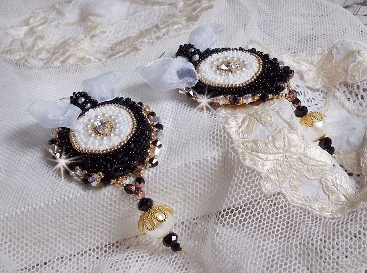 BO Black Sacred Haute-Couture brodert med vintage svart blonder, Swarovski-krystaller, fasetter og frøperler