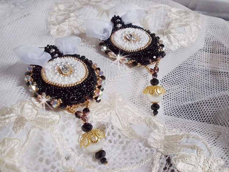 BO Black Sacred Haute-Couture brodert med vintage svart blonder, Swarovski-krystaller, fasetter og frøperler