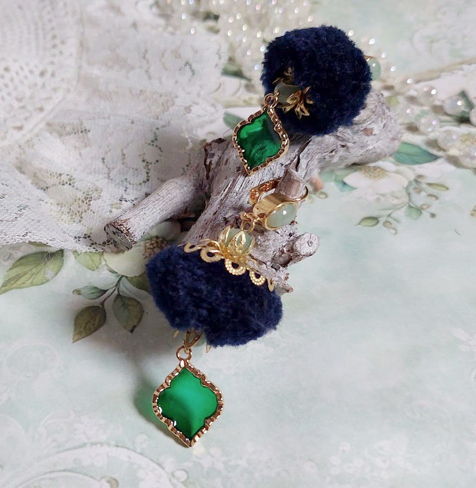 BO Nuit de folies montées avec pompons ronds, pendentifs époxy, perles aventurine, dormeuses laiton