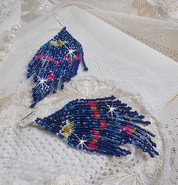 BO Vannliljer laget med Miyuki fr&oslash;planter og Toho i bl&aring;tt, rosa, hvitt, gult, oransje og gr&oslash;nt