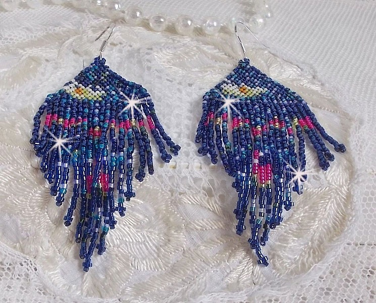 BO Vannliljer laget med Miyuki fr&oslash;planter og Toho i bl&aring;tt, rosa, hvitt, gult, oransje og gr&oslash;nt