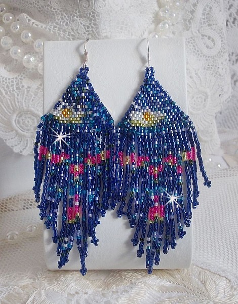 BO Vannliljer laget med Miyuki fr&oslash;planter og Toho i bl&aring;tt, rosa, hvitt, gult, oransje og gr&oslash;nt