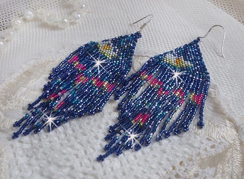 BO Vannliljer laget med Miyuki fr&oslash;planter og Toho i bl&aring;tt, rosa, hvitt, gult, oransje og gr&oslash;nt