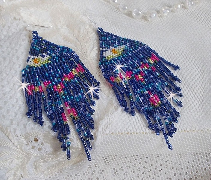 BO Vannliljer laget med Miyuki fr&oslash;planter og Toho i bl&aring;tt, rosa, hvitt, gult, oransje og gr&oslash;nt