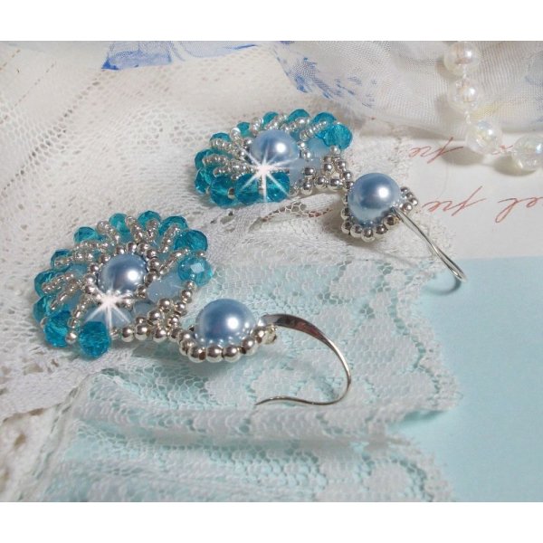 BO Ode Blue and Silver laget med runde perler, flate fasetter og s&oslash;lv seed perler.