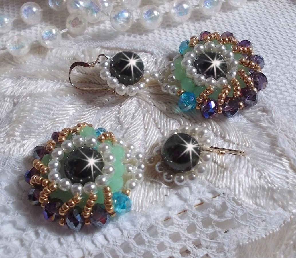 BO Ode Green and Purple laget med perle runde perler, flate fasetter og gyldne frøperler