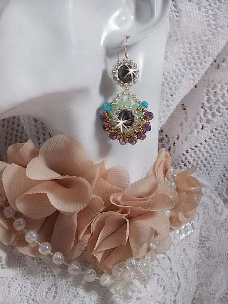 BO Ode Green and Purple laget med perle runde perler, flate fasetter og gyldne fr&oslash;perler