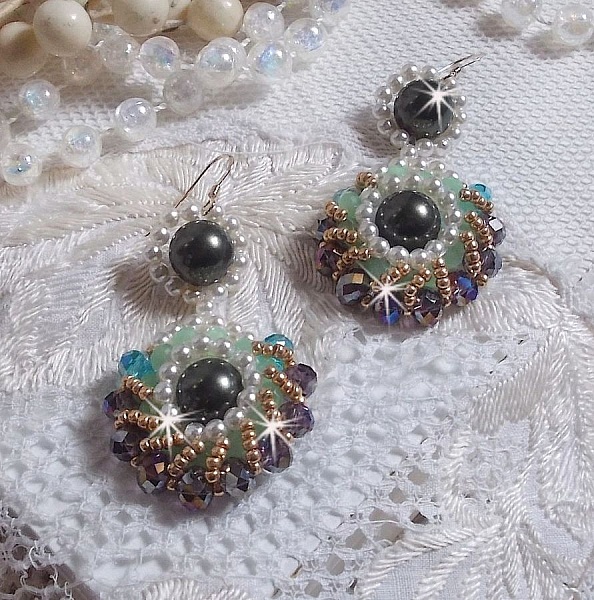 BO Ode Green and Purple laget med perle runde perler, flate fasetter og gyldne fr&oslash;perler