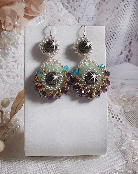 BO Ode Green and Purple laget med perle runde perler, flate fasetter og gyldne fr&oslash;perler