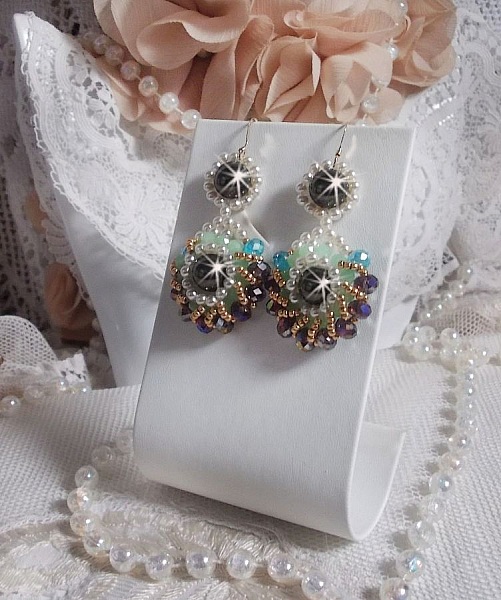 BO Ode Green and Purple laget med perle runde perler, flate fasetter og gyldne fr&oslash;perler