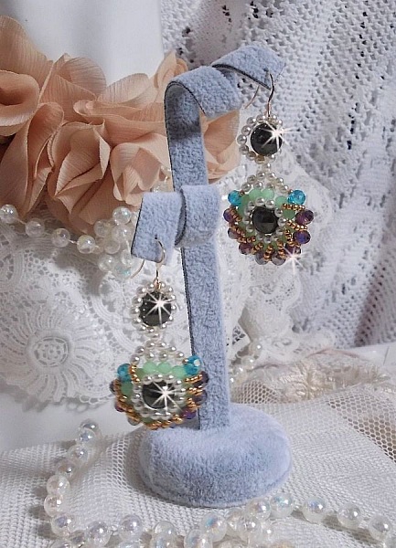 BO Ode Green and Purple laget med perle runde perler, flate fasetter og gyldne fr&oslash;perler