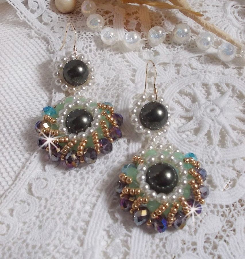 BO Ode Green and Purple laget med perle runde perler, flate fasetter og gyldne frøperler