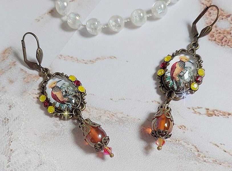 BO Oiseau Huppe ovales et pendantes, cabochons repr&eacute;sentant des oiseaux mont&eacute;es sur pendentifs, gouttes en verre, cabochons en cristal et dormeuses en laiton. Une fa&ccedil;on de voir ce bel oiseau