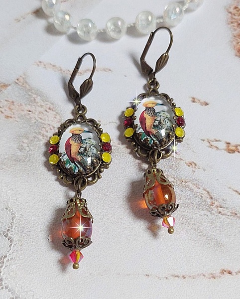 BO Oiseau Huppe ovales et pendantes, cabochons repr&eacute;sentant des oiseaux mont&eacute;es sur pendentifs, gouttes en verre, cabochons en cristal et dormeuses en laiton. Une fa&ccedil;on de voir ce bel oiseau