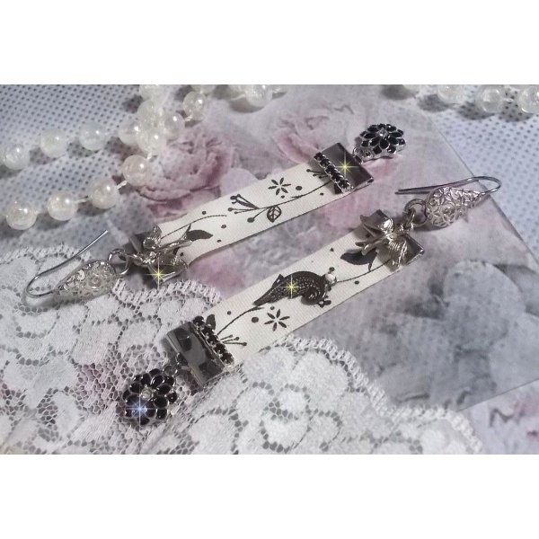 BO Black and White Birds laget med svart og hvitt fugletrykkb&aring;nd, krystaller, emaljeblomster og tilbeh&oslash;r av h&oslash;y kvalitet.