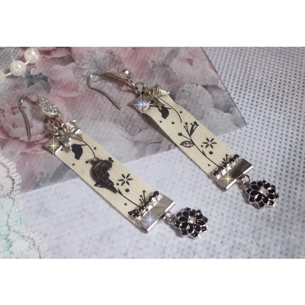 BO Black and White Birds laget med svart og hvitt fugletrykkb&aring;nd, krystaller, emaljeblomster og tilbeh&oslash;r av h&oslash;y kvalitet.