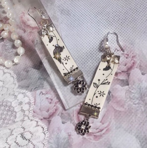 BO Black and White Birds laget med svart og hvitt fugletrykkb&aring;nd, krystaller, emaljeblomster og tilbeh&oslash;r av h&oslash;y kvalitet.