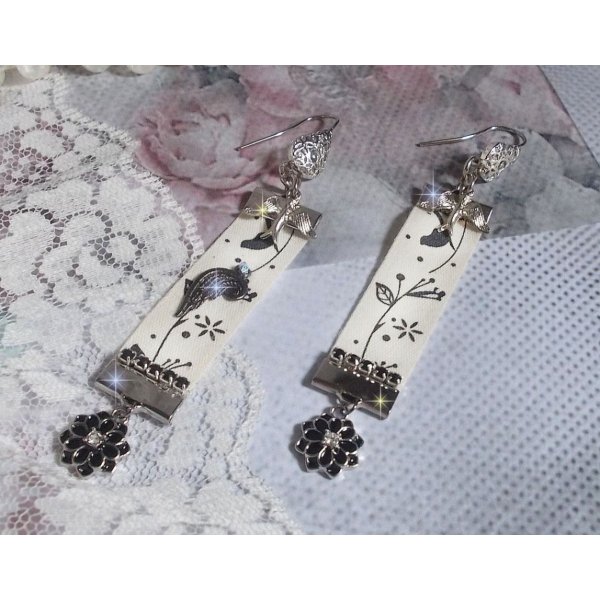 BO Black and White Birds laget med svart og hvitt fugletrykkb&aring;nd, krystaller, emaljeblomster og tilbeh&oslash;r av h&oslash;y kvalitet.