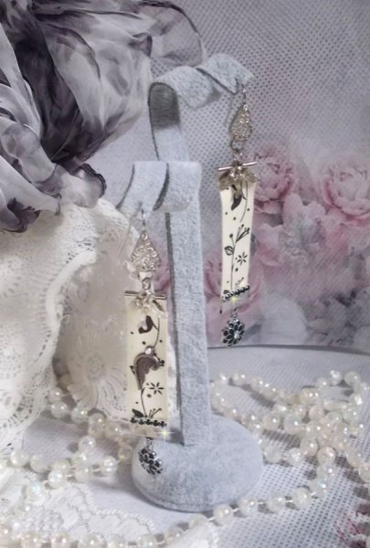 BO Black and White Birds laget med svart og hvitt fugletrykkb&aring;nd, krystaller, emaljeblomster og tilbeh&oslash;r av h&oslash;y kvalitet.