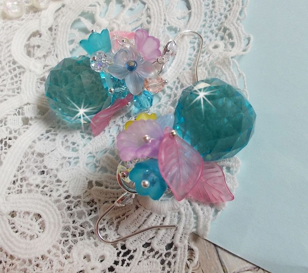 Ondine Blue BO skapt med Swarovki-krystaller og rosa harpiksblomster