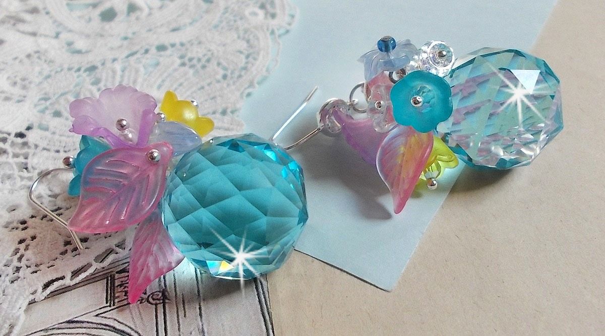 Ondine Blue BO skapt med Swarovki-krystaller og rosa harpiksblomster