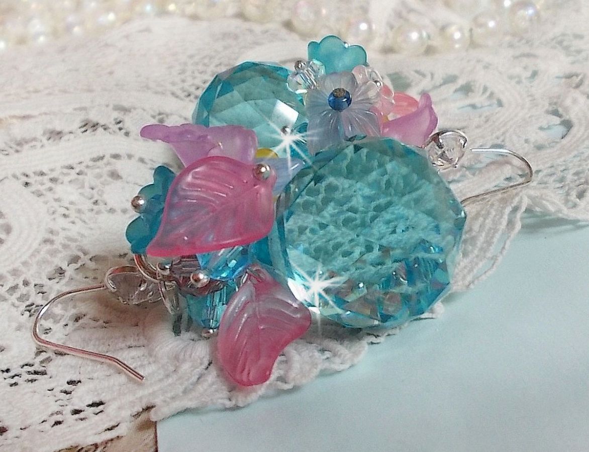 Ondine Blue BO skapt med Swarovki-krystaller og rosa harpiksblomster