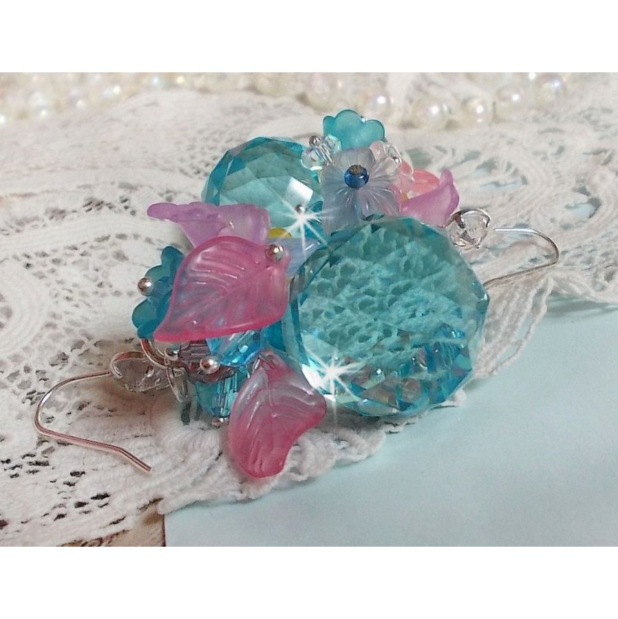 Ondine Blue BO skapt med Swarovki-krystaller og rosa harpiksblomster