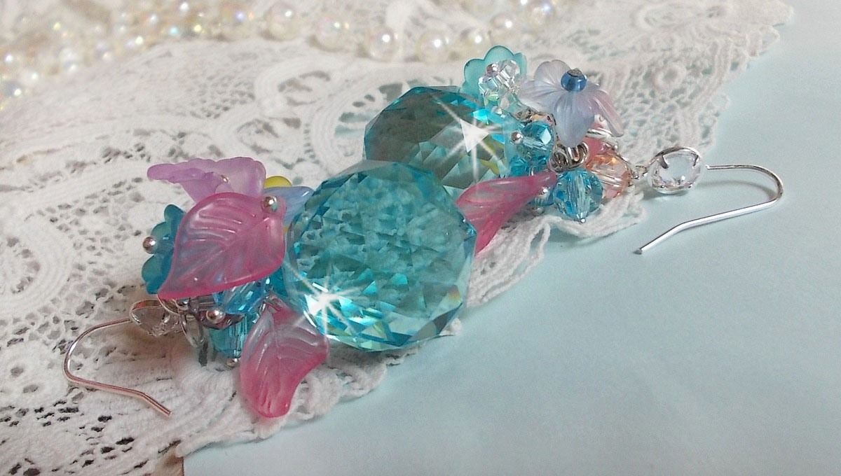 Ondine Blue BO skapt med Swarovki-krystaller og rosa harpiksblomster