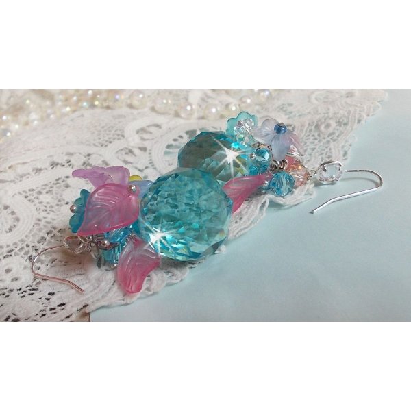 Ondine Blue BO skapt med Swarovki-krystaller og rosa harpiksblomster