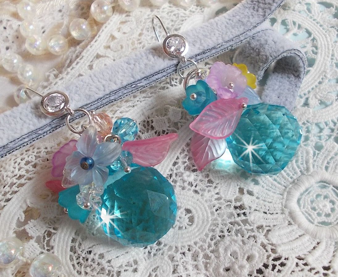 Ondine Blue BO skapt med Swarovki-krystaller og rosa harpiksblomster