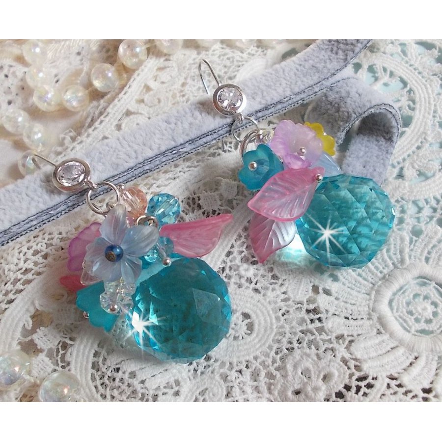 Ondine Blue BO skapt med Swarovki-krystaller og rosa harpiksblomster